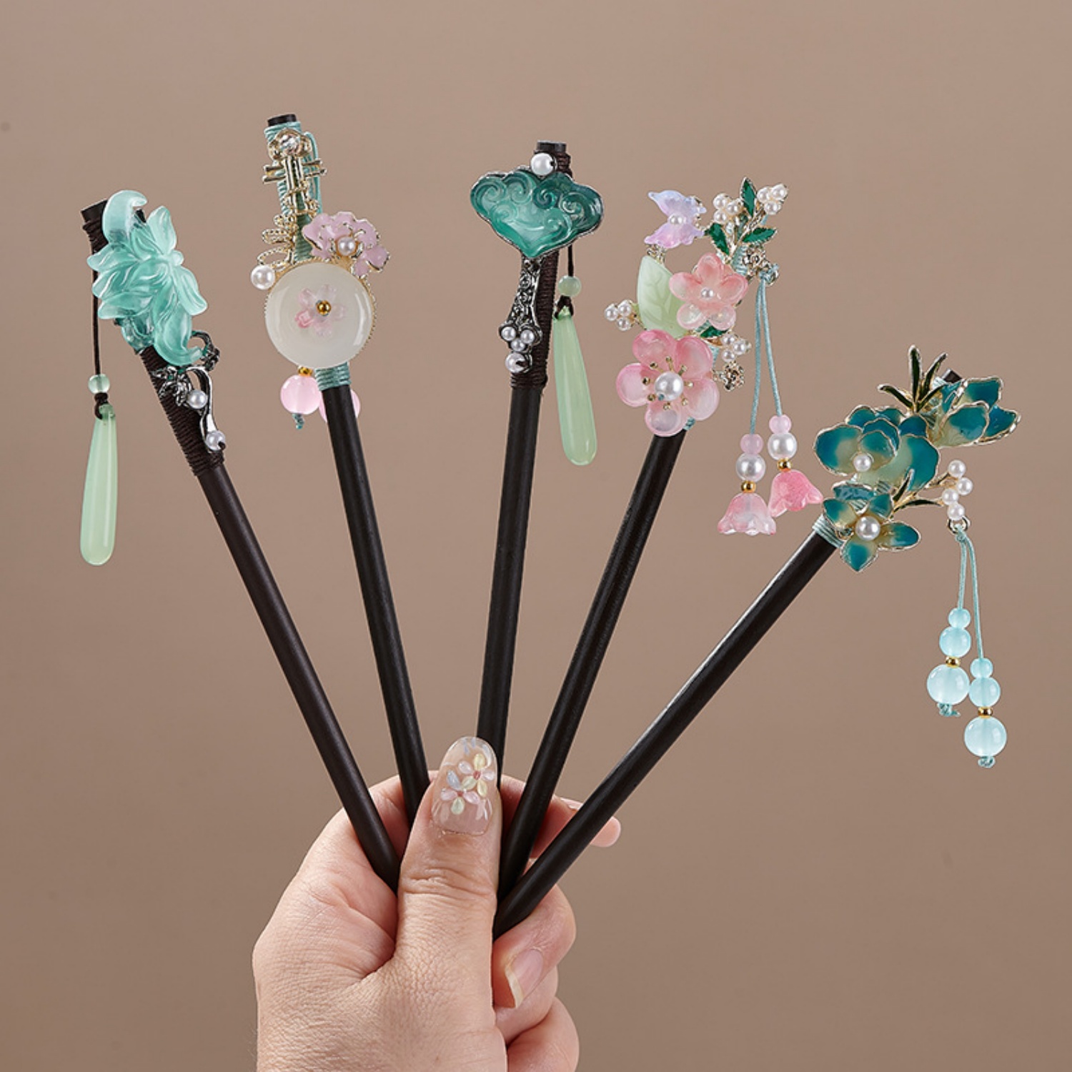 Tech Accessories For Women - ヴィンテージフラワーヘアピン女性のためのエレガントな木製花ヘアスティックライト高級韓服ドレス帽子ジュエリーヘアアクセサリー