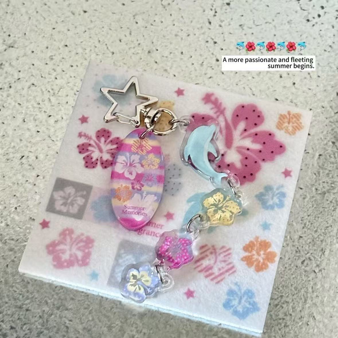Tech Girl Accessories - 夏のハワイアンイルカハイビスカスキーホルダーパステルサーフボードアクリルチャームスターカラビナバッグペンダントINS女性用キーホルダージュエリー